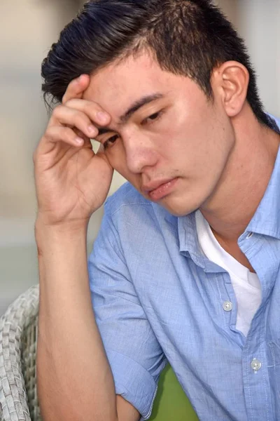 Депрессивный красавчик филиппинский взрослый мужчина — стоковое фото