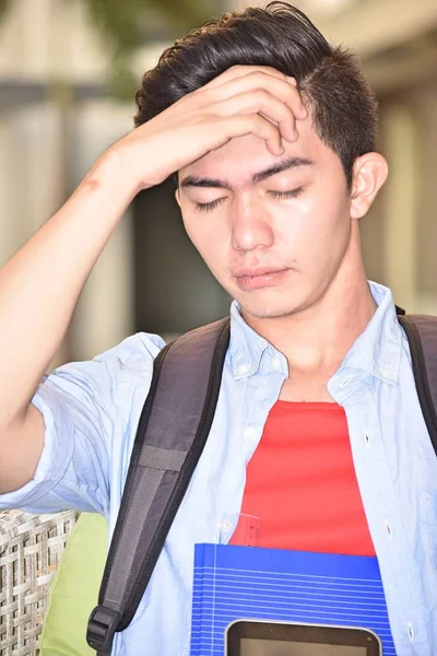 Besorgniserregender College-Mensch mit Notizbüchern — Stockfoto