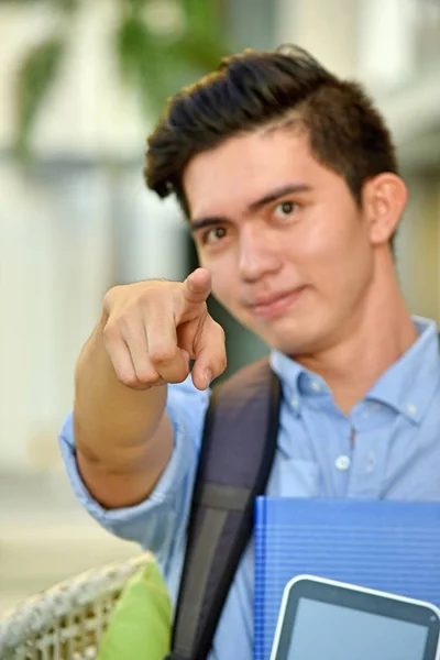 Estudiante universitario señalando —  Fotos de Stock