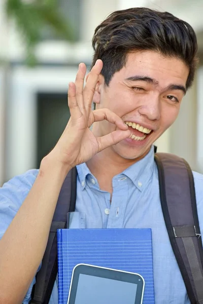 Universidad filipino chico estudiante y pequeño — Foto de Stock