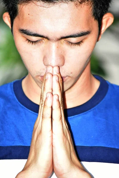 Pregare bello filippino maschio — Foto Stock
