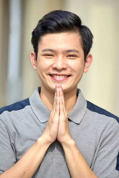 Un ragazzo asiatico che prega — Foto Stock