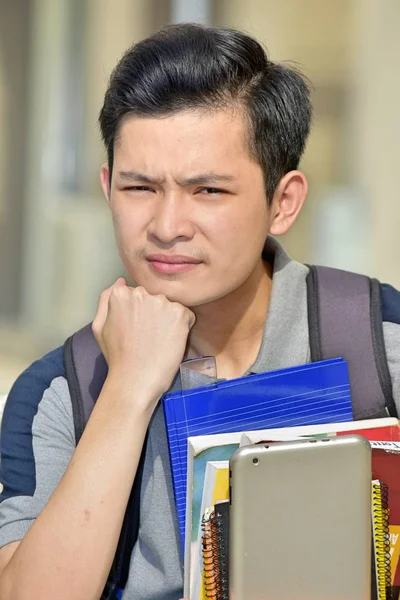 Olika manliga student tänkande med anteckningsböcker — Stockfoto