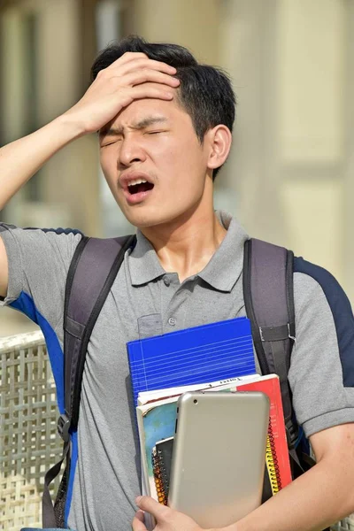 Młody chiński mężczyzna student z gorączką z notatniki — Zdjęcie stockowe