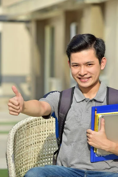 Erfolgreicher männlicher Student mit Notizbüchern — Stockfoto