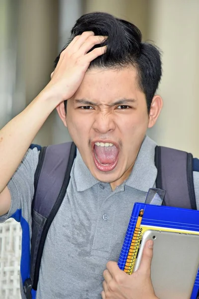 Kolegium Diverse student pod stres z notatniki — Zdjęcie stockowe