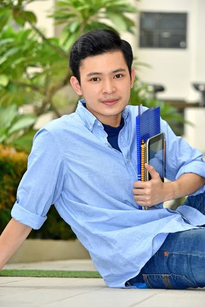 Smart Boy student sitter på Campus — Stockfoto