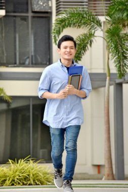 Kampüste Yürüyen Notlarla Genç Erkek Öğrenci ve Mutluluk