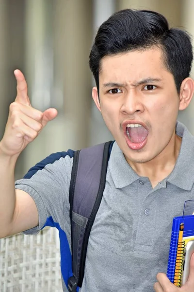 Junge Studentin mit Büchern verärgert — Stockfoto