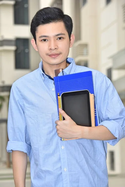 Serieuze jonge student met notebooks — Stockfoto