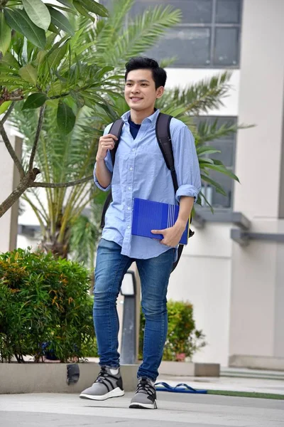 Smart ung asiatisk pojke elev med anteckningsböcker Walking — Stockfoto