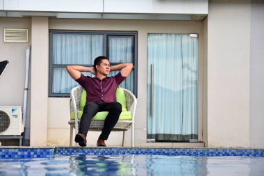 Genç Kişi Apartmanda Dinleniyor