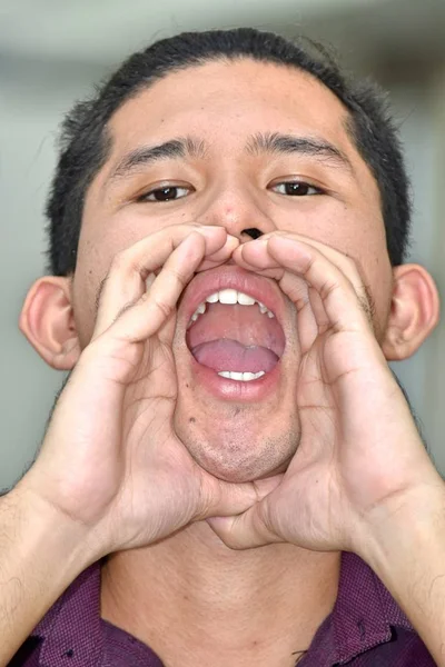 Joven filipino masculino gritando — Foto de Stock