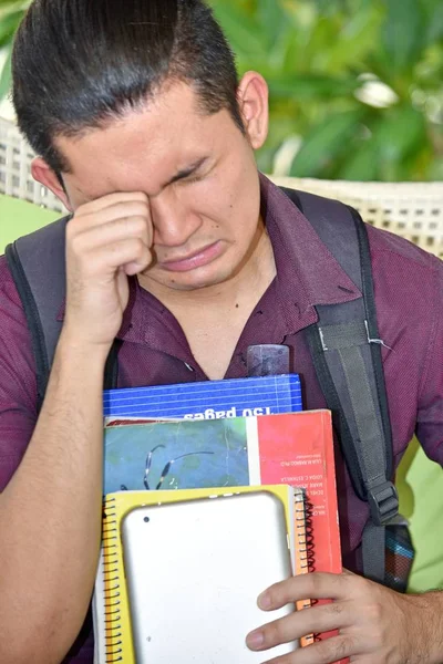 Personne mineure universitaire larmoyante avec des livres — Photo