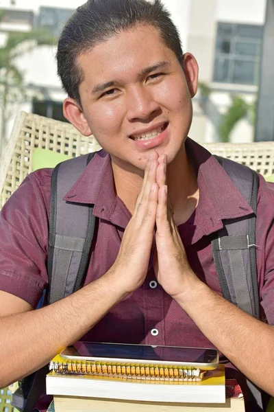 Juvenil asiático macho estudiante en oración —  Fotos de Stock