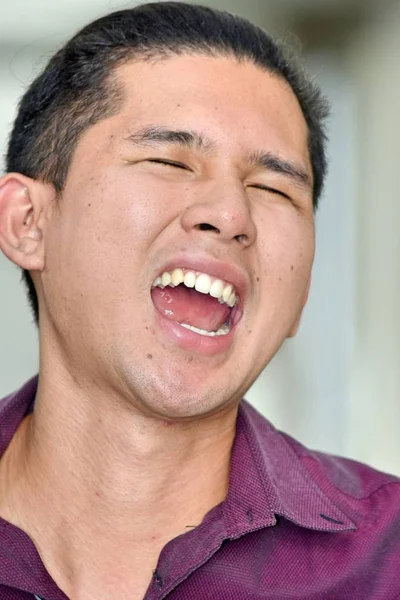 Guapo filipino masculino cantando —  Fotos de Stock