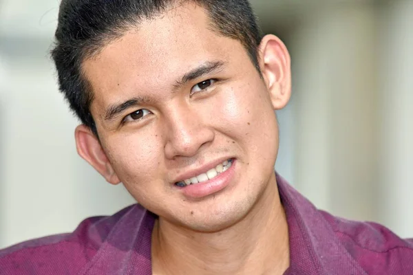 微笑的年轻菲律宾男性 — 图库照片
