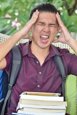 Stres Altındaki Kitaplı Genç Erkek Öğrenci