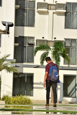 Kampüste Yürüyen Defterli Depresif Erkek Öğrenci