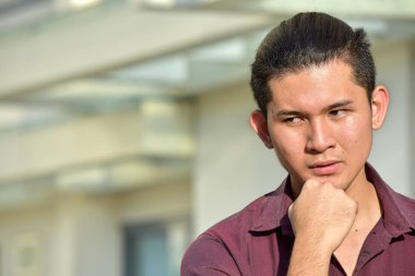 Düşünceli bir erkek erkek