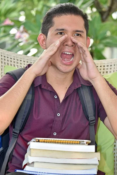 Un estudiante masculino gritando —  Fotos de Stock