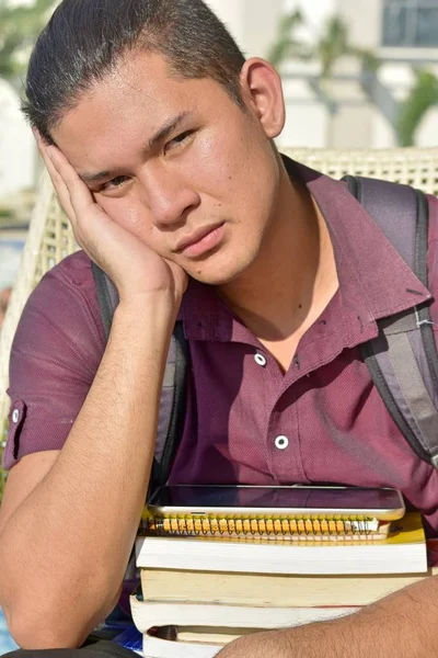 Besorgter Schüler mit Notizbüchern — Stockfoto