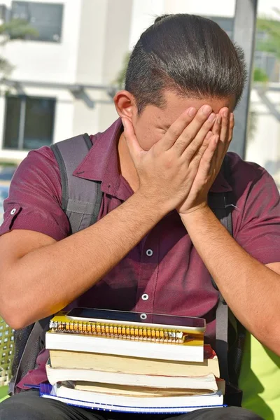 Студент и разочарование с ноутбуками — стоковое фото