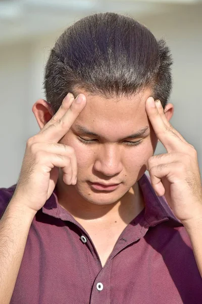 Estresado guapo filipino adulto masculino —  Fotos de Stock
