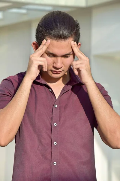 Jeune homme diversifié sous le stress — Photo