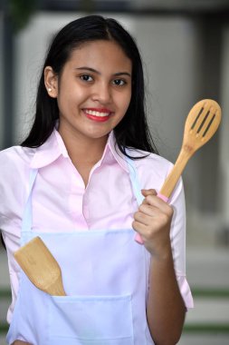 Mutfak Eşyaları ile Kadın Aşçı