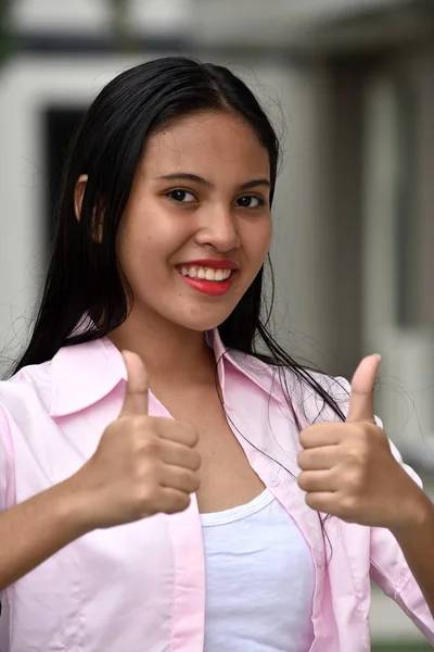 Asiático feminino com polegares para cima — Fotografia de Stock