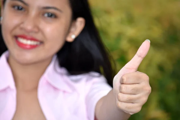 Menina adolescente com polegares para cima — Fotografia de Stock