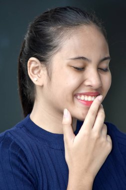 Filipinli Kadın Genç Bir Karar verme