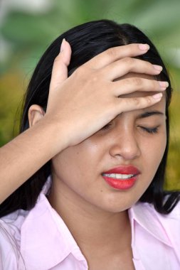 Bir genç baş ağrısı ile