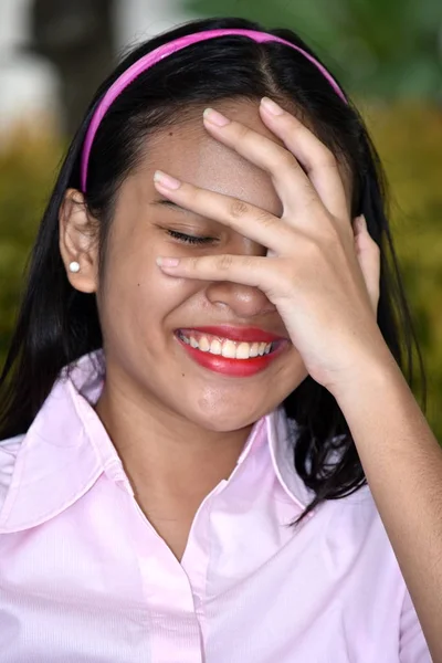 Μια εφηβική γυναίκα γελάει — Φωτογραφία Αρχείου