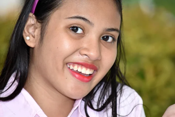 Uma menina filipina sorrindo — Fotografia de Stock