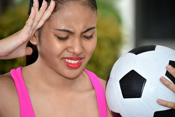 ティーンアスリート女子サッカー選手とサッカーボールとの不安 — ストック写真