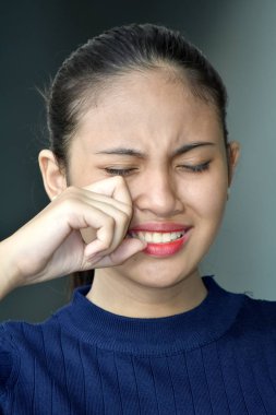 Ağlayan bir genç kadın