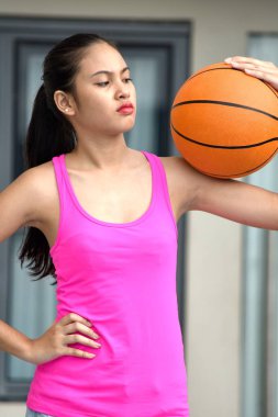 Unemotional Fit Asyalı Genç Atlet Bayan Basketbolcu