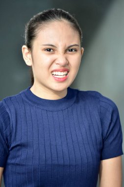 Stres Altında Güzel Asyalı Kız