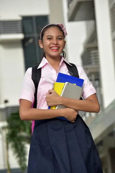 Jeugdige aziatische vrouwelijke student glimlachen met notitieboekjes — Stockfoto