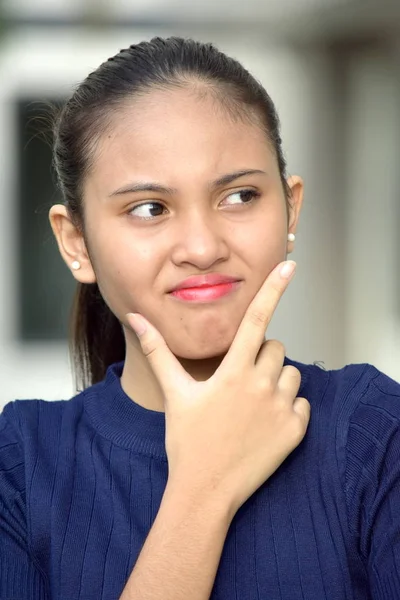 Düşünceli Pretty Asya Kadın