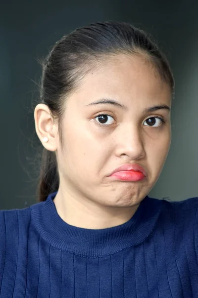 Jovem filipina feminino e confusão — Fotografia de Stock