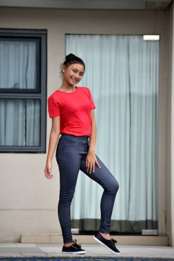 Sevimli Kadın Gülümsüyor Condo tarafından Ayakta