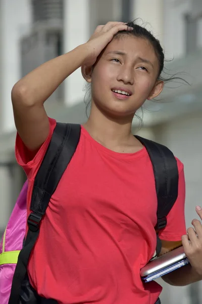 Not Defterleriyle Genç Çeşitli Kız Öğrenci Belleği Sorunları — Stok fotoğraf