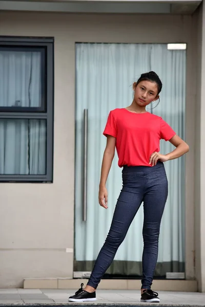 Bastante minoría chica posando de pie por condominio — Foto de Stock