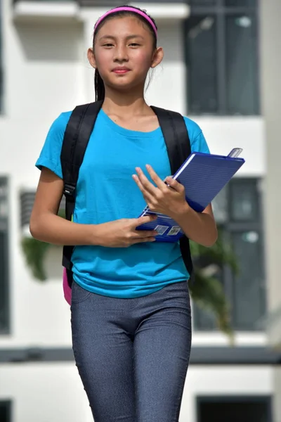 Умная студентка с книгами на руках — стоковое фото
