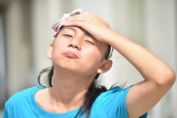 ストレスの多い若いアジアの十代の少女 — ストック写真