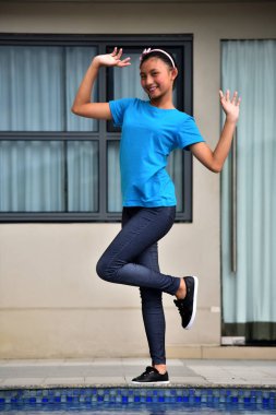 Genç Kadın Condo tarafından Ayakta Eğlenmek