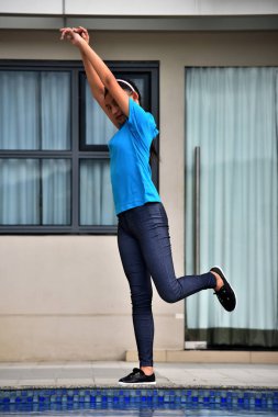 Fun Pretty Kadın Genç Condo tarafından ayakta